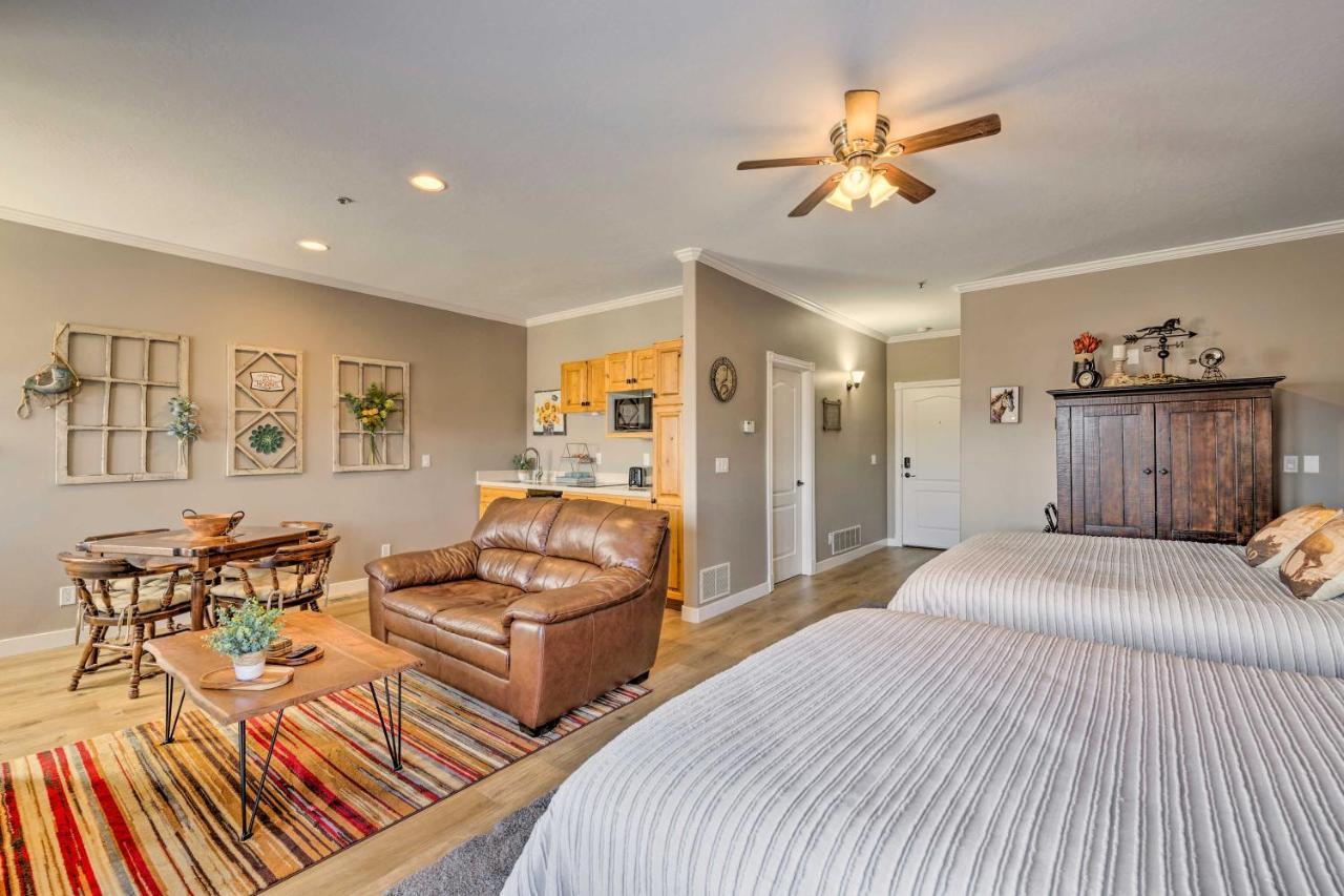 Large, Cozy Midway Studio With Mountain Views! 외부 사진
