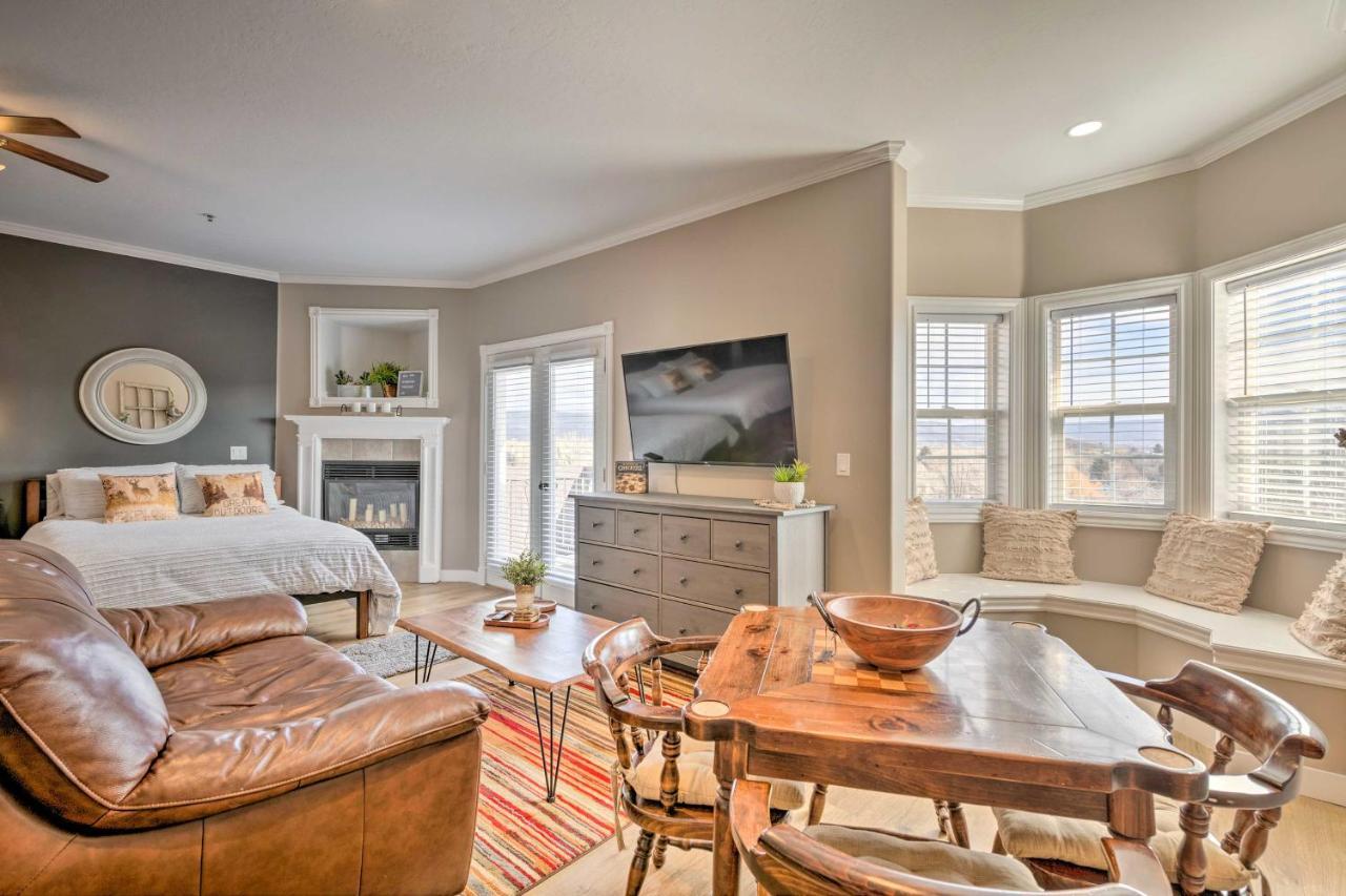 Large, Cozy Midway Studio With Mountain Views! 외부 사진