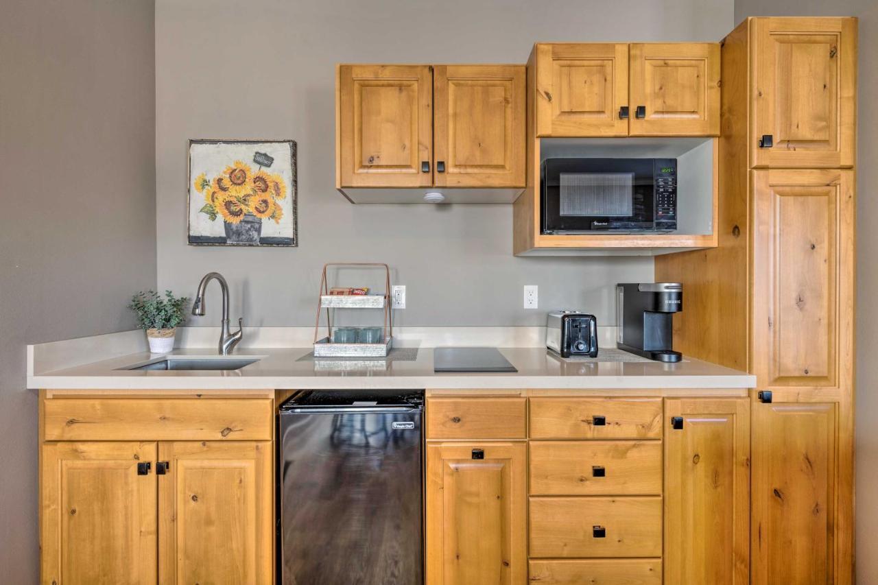 Large, Cozy Midway Studio With Mountain Views! 외부 사진