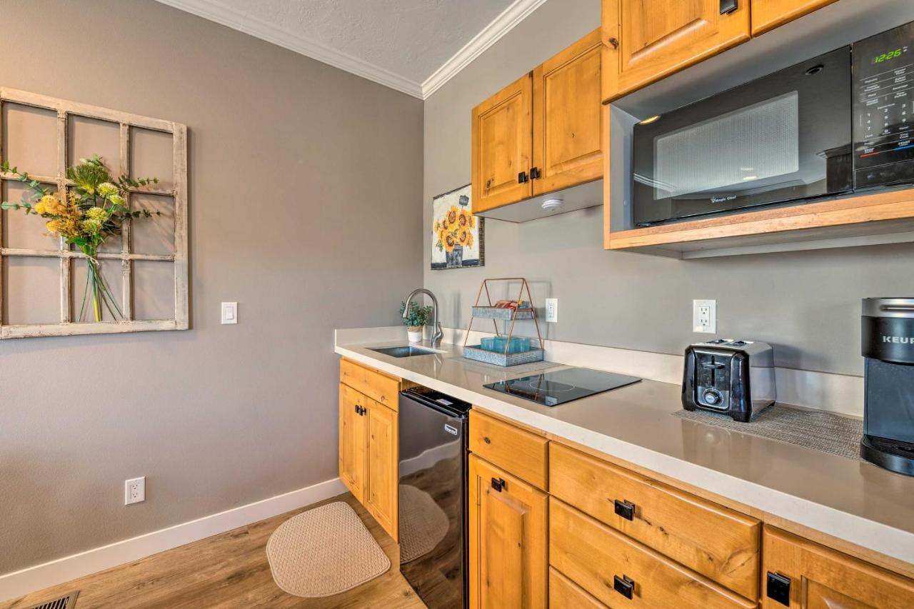 Large, Cozy Midway Studio With Mountain Views! 외부 사진