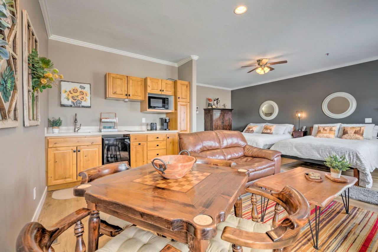 Large, Cozy Midway Studio With Mountain Views! 외부 사진