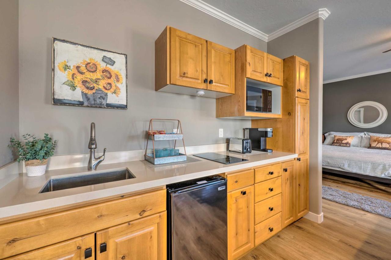 Large, Cozy Midway Studio With Mountain Views! 외부 사진