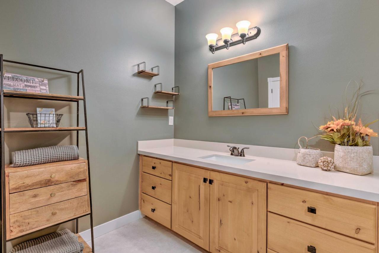 Large, Cozy Midway Studio With Mountain Views! 외부 사진